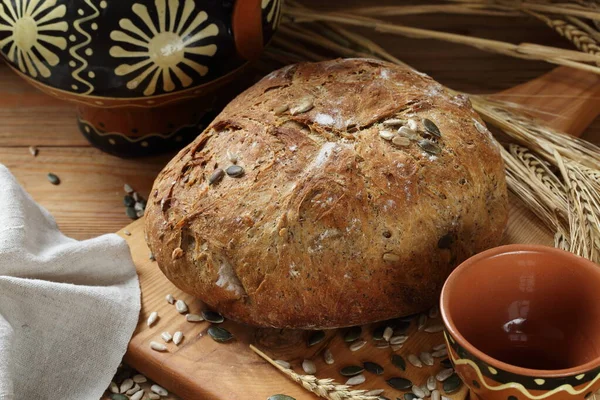 Granenbrood Met Zonnebloem Pompoenpitten Een Houten Tafel Stockfoto