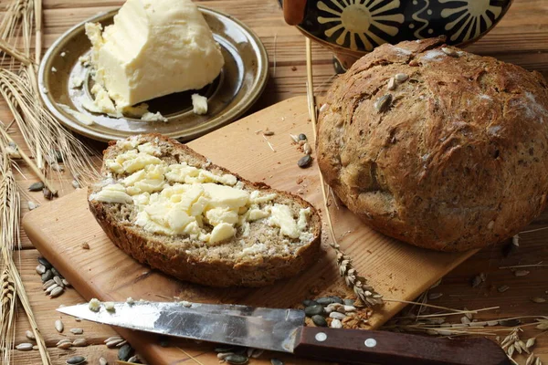 Brood Met Boter Granenbrood Met Zonnebloem Pompoenpitten Een Houten Tafel Stockfoto