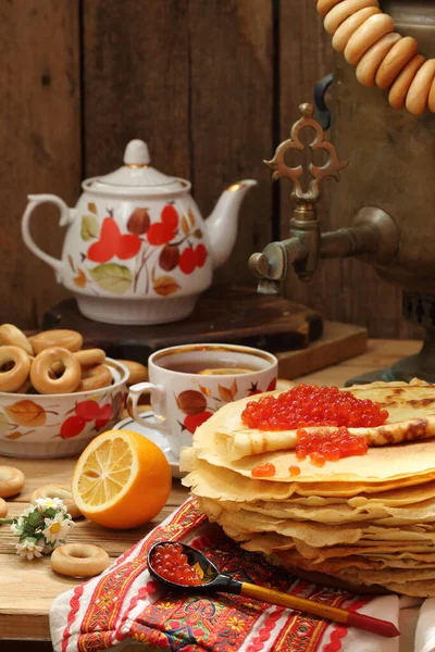 Pfannkuchen Mit Kaviar Und Tee Stockfoto