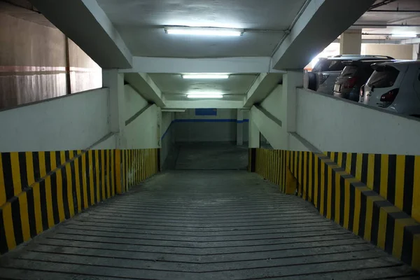 Yogyakarta, Endonezya, 5 Ekim 2021. Bir otelin ya da alışveriş merkezinin bodrumuna giden yol genellikle araçlar için park yeri olarak kullanılır.. 