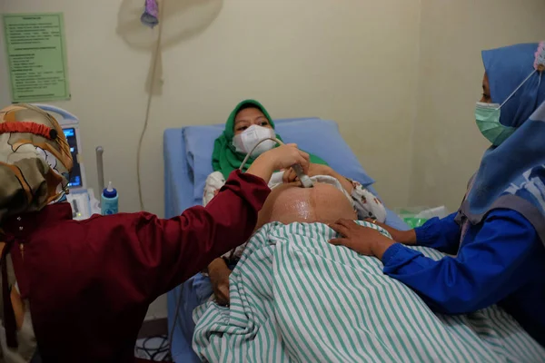 Klaten, Endonezya, 9 Ekim 2021. Hamile bir kadın doğum kliniğinde ultrason muayenesi yapıyor..