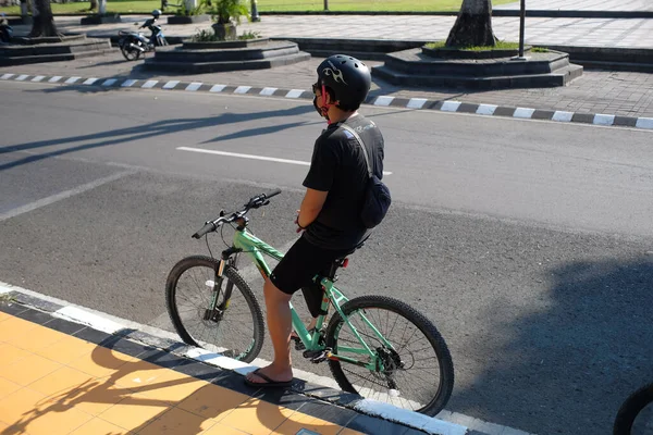 Klaten Indonesien Juli 2021 Gelegenheitsradler Bleiben Straßenrand Stehen Eine Pause — Stockfoto