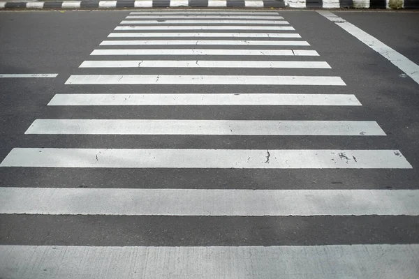 Markierungslinien Für Kreuzungen Sowie Schilder Zur Vorsicht Für Verkehrsteilnehmer — Stockfoto