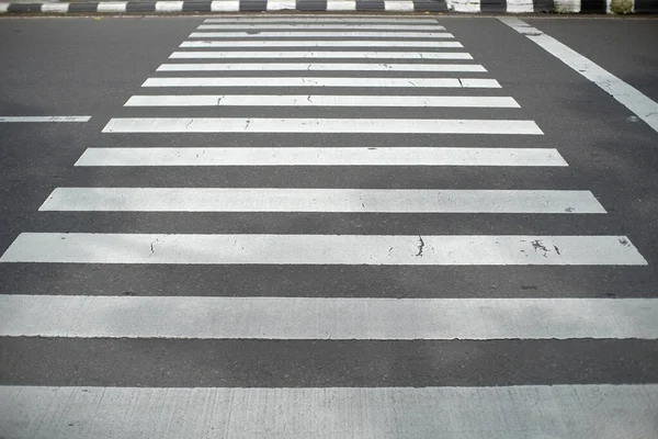 Geçişler Için Yol Işaretleme Çizgilerinin Yanı Sıra Yol Kullanıcılarına Dikkat — Stok fotoğraf