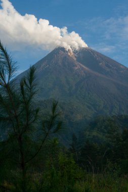 Solfatara dumanı yayarken Merapi Dağı 'nın görüntüsü. Bulanık ve bulanık desenli resim