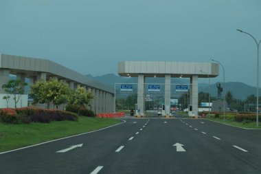Kulonprogo, Endonezya, 7 Aralık 2021. Yogyakarta uluslararası havaalanına giden yol, salgından etkilenen turizm sektörü yüzünden terk edilmiş durumda.. 