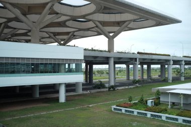 Kulonprogo, Endonezya, 7 Aralık 2021. Yogyakarta Uluslararası Havalimanı 'nın (YIA) bir köşesinde çevre dostu bir konsept taşıyan mimari. 