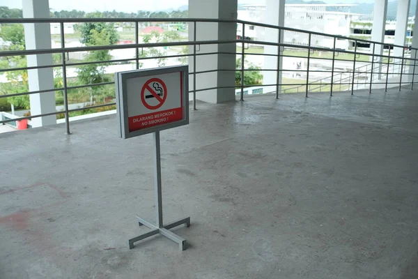 Кулонпрого Индонезия Декабря 2021 Года Курить Знак Открытой Террасе Которая — стоковое фото