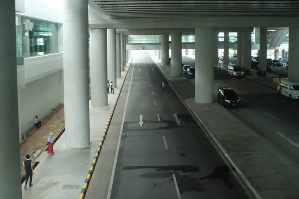 Kulonprogo, Endonezya, 7 Aralık 2021. Yogyakarta uluslararası havaalanının bir köşesindeki bina ve yolların inşaat sütunları. 