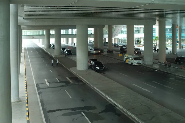 Kulonprogo, Endonezya, 7 Aralık 2021. Yogyakarta uluslararası havaalanının bir köşesindeki bina ve yolların inşaat sütunları. 