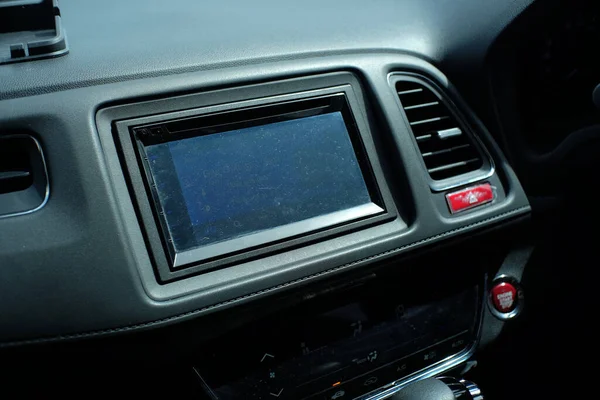 车载仪表盘上的数字显示屏 以显示音乐或视频等娱乐功能 — 图库照片