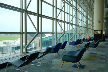 Kulonprogo, Endonezya, 19 Aralık 2021. Yogyakarta Uluslararası Havaalanı yolcuları için rahat ve temiz bir bekleme odası..