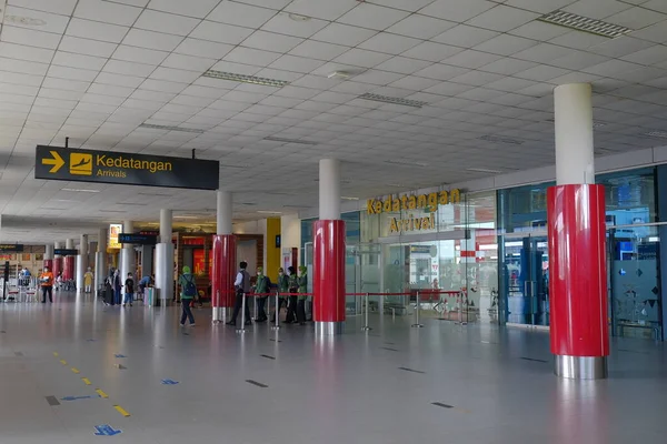 Bangka Belitung Indonésia Dezembro 2021 Passageiro Portão Chegada Aeroporto Depati — Fotografia de Stock