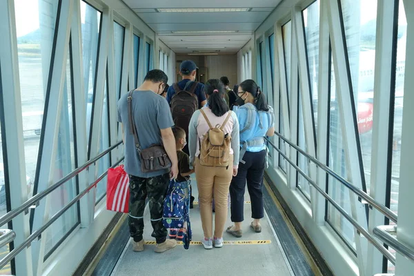 Bangka Belitung Indonesia Dec 2021 Passengers Pass Garbarata Trunk Ladder — Stock Photo, Image