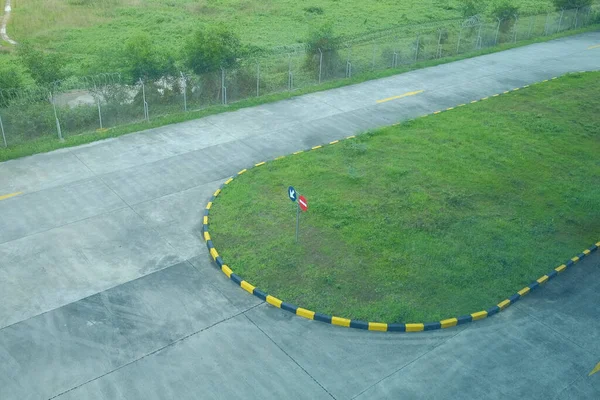 Araçların dönebilmesi için beton yüzeyi olan park alanının üstünden görüntüle.