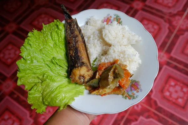 Porsi Makan Siang Dengan Karbohidrat Nasi Putih Ikan Lele Goreng — Stok Foto