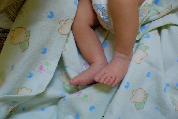 Baby Feet Less Week Old Wrinkled Still Look Fragile — Stock Photo, Image