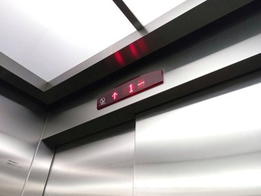 Kat seviyesini bildiren asansörün içinden görüntüle.