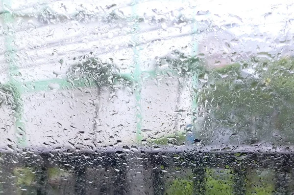悲しみの印象を与え 窓に立ち往生雨滴の集中的な効果 — ストック写真