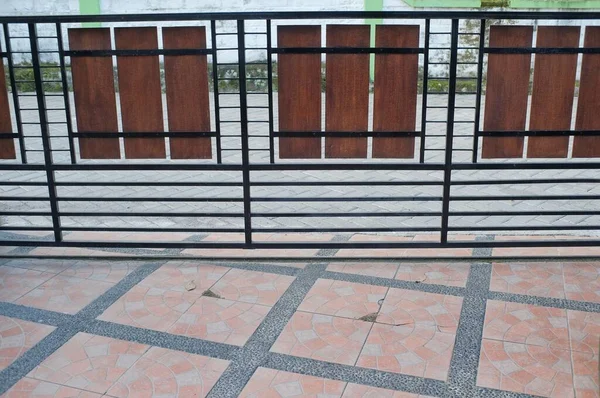 Φράχτης Σπιτιού Μοντέρνο Μινιμαλιστικό Σχεδιασμό Χρησιμοποιεί Ξύλο Και Ατσάλι — Φωτογραφία Αρχείου