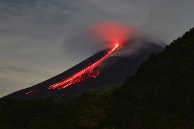 Yogyakarta, Endonezya, 28 Şubat 2022. Merapi Dağı 'nın zirvesinden geceleri alevler saçan lav taşkın bir püskürme evresine giriyor..