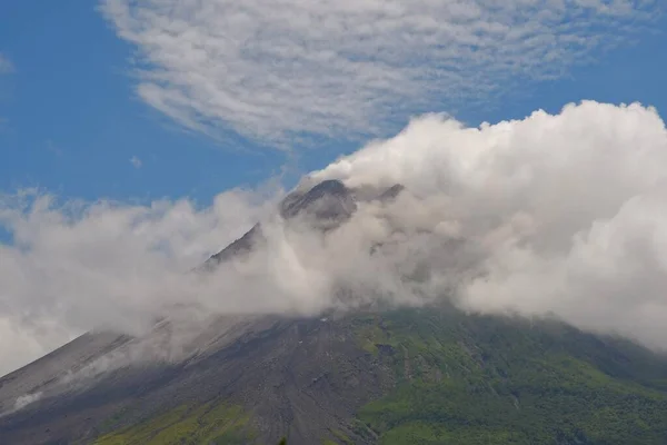 Yogyakarta Indonesia Feb 2022 Sulfuric Smoke Escaping Peak Mount Merapi — Stock Photo, Image