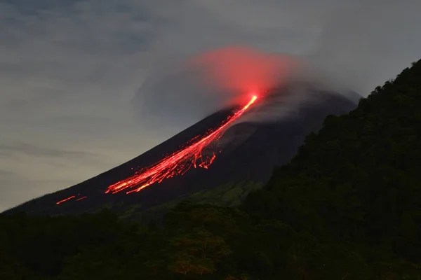 Yogyakarta, Endonezya, 28 Şubat 2022. Merapi Dağı 'nın zirvesinden geceleri alevler saçan lav taşkın bir püskürme evresine giriyor..