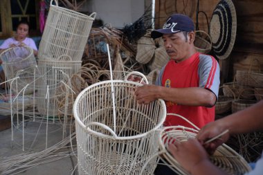 Yogyakarta, Endonezya, 6 Mart 2022. Rattan ustaları atölyelerinde konteynır yapıyorlar..