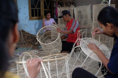 Yogyakarta, Endonezya, 6 Mart 2022. Rattan zanaatkarları atölyelerinde konteynır üretiyorlar..