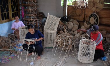 Yogyakarta, Endonezya, 6 Mart 2022. Rattan zanaatkarları atölyelerinde konteynır üretiyorlar..