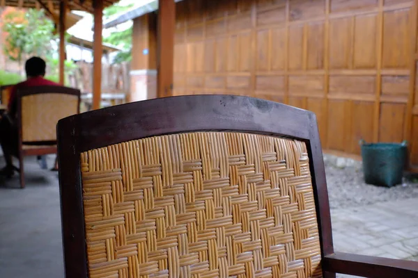 Ahşap Rattan Yapılmış Eski Bir Sandalyenin Arkası Klasik Hala Tuhaf — Stok fotoğraf