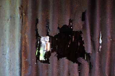 Aşınmış çinko duvarlar yıllara ve havaya göre yıpranır..