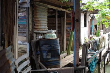 Yogyakarta, Endonezya, 27 Mart 2022. Stüdyo Alam Glampong 'da varoşlarda yaşayan alt sınıf bir köy evinin verandası..