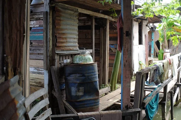 Yogyakarta, Endonezya, 27 Mart 2022. Stüdyo Alam Glampong 'da varoşlarda yaşayan alt sınıf bir köy evinin verandası..