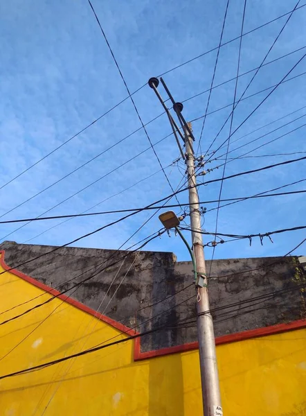 地区の一角に変則的な電線のある電柱 — ストック写真