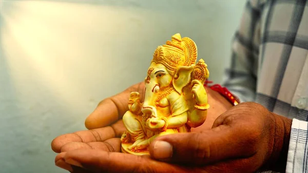 Man Holding Ganesha Idol Visarjan Immersion Water Annual Ritual Ganesh — Stock Photo, Image
