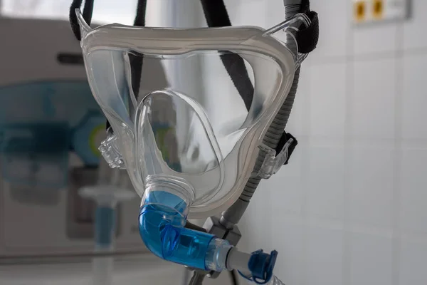 入院中のIcuの背景医療用人工呼吸器についての非侵襲的換気面マスク — ストック写真