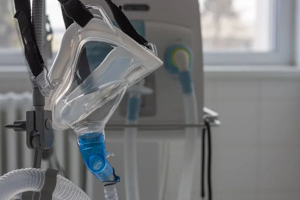Hastahanedeki Yoğun Bakım Ünitesinde Arka Planda Solunum Cihazına Bağlı Solunum — Stok fotoğraf