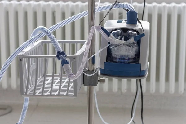 病院のIcuの高流量酸素装置 高流量酸素療法は Covid 19患者の非侵襲呼吸支援である — ストック写真