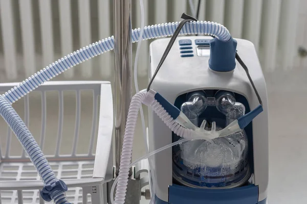 病院のIcuの高流量酸素装置 高流量酸素療法は コロナウイルスCovid 19によって引き起こされる肺炎患者のための非侵襲呼吸支援です — ストック写真