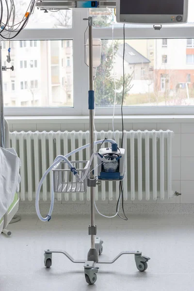 病院のIcuの高流量酸素装置 高流量酸素療法は コロナウイルスCovid 19によって引き起こされる肺炎患者のための非侵襲呼吸支援です — ストック写真