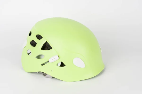 Novo Capacete Escalada Verde Fundo Branco — Fotografia de Stock