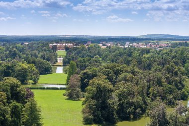Lednice-Valtice kompleksi, Minaret-gözlem kulesinden kale göleti manzarası, ağaçlı park ve Lednice kalesi. 