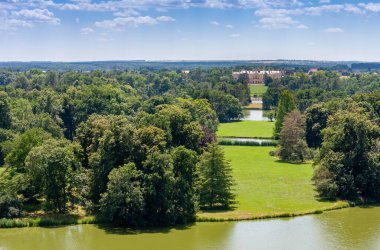 Lednice-Valtice kompleksi, Minaret-gözlem kulesinden kale göleti manzarası, ağaçlı park ve Lednice kalesi. 