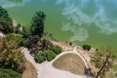 Lednice-Valtice kompleksi, yol, kale göleti ve ağaçlar için Minare-gözlem kulesinden manzara. 
