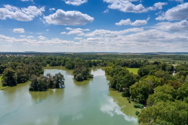 Lednice-Valtice kompleksi, Minaret gözlem kulesinden kale göleti ve ağaçlı park manzarası. 