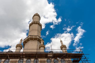 Lednice-Valtice kompleksindeki Moorish canlandırma mimari tarzındaki minare-gözlem kulesi yeniden inşa altında. 