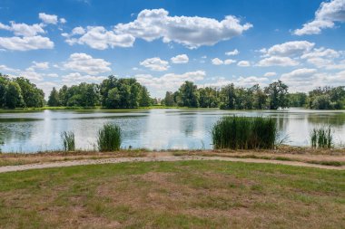 Lednice-Valtice kompleksi, kale göleti, ağaçlı park ve Lednice kalesi.