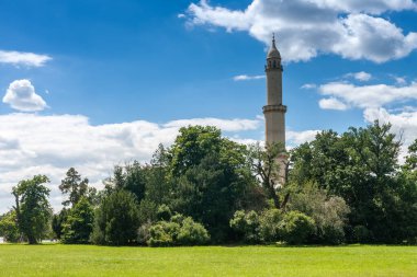 Lednice-Valtice kompleksindeki Fas mimari tarzında minare gözlem kulesi 