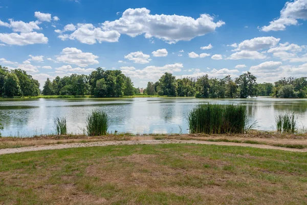 Lednice-Valtice kompleksi, kale göleti, ağaçlı park ve Lednice kalesi.